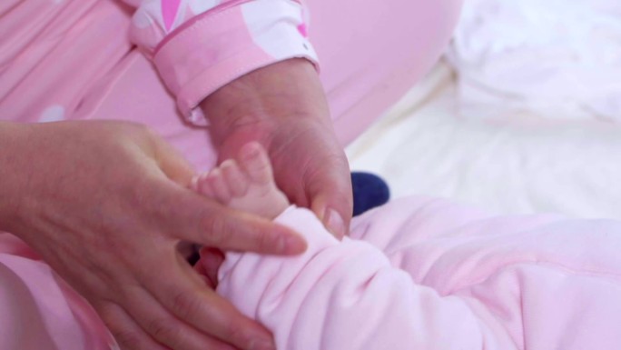 婴儿的脚做抚触操新生儿