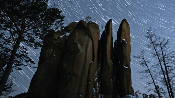 雄伟的岩石形成的剪影在繁星满天的夜空