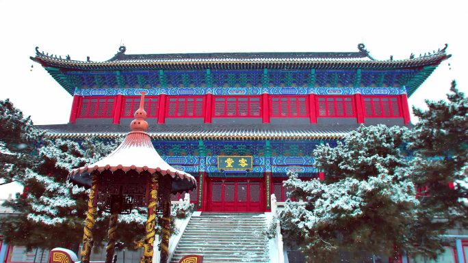 冬天下雪中的大雄宝殿庙宇客堂