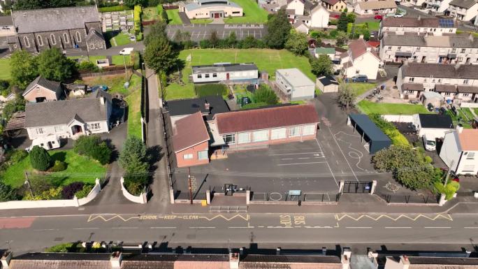 圣布里吉兹小学鸟瞰图，克拉夫米尔斯巴利米纳公司北爱尔兰安特里姆
