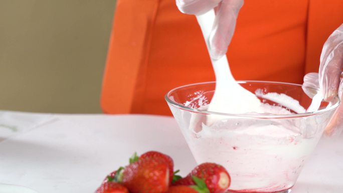 搅拌草莓味奶油