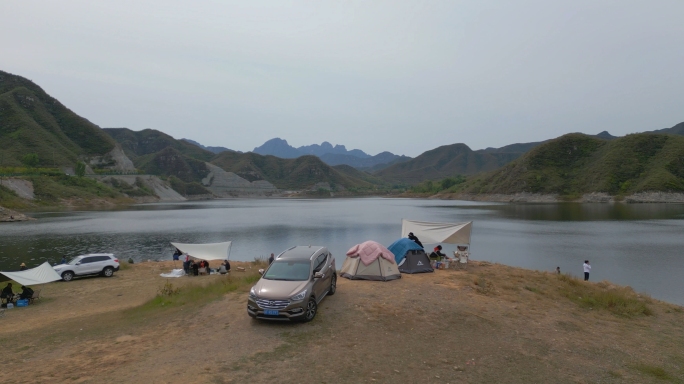 划过岸边人山川河流湖泊航拍青山绿水