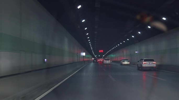 隧道里行驶的车流