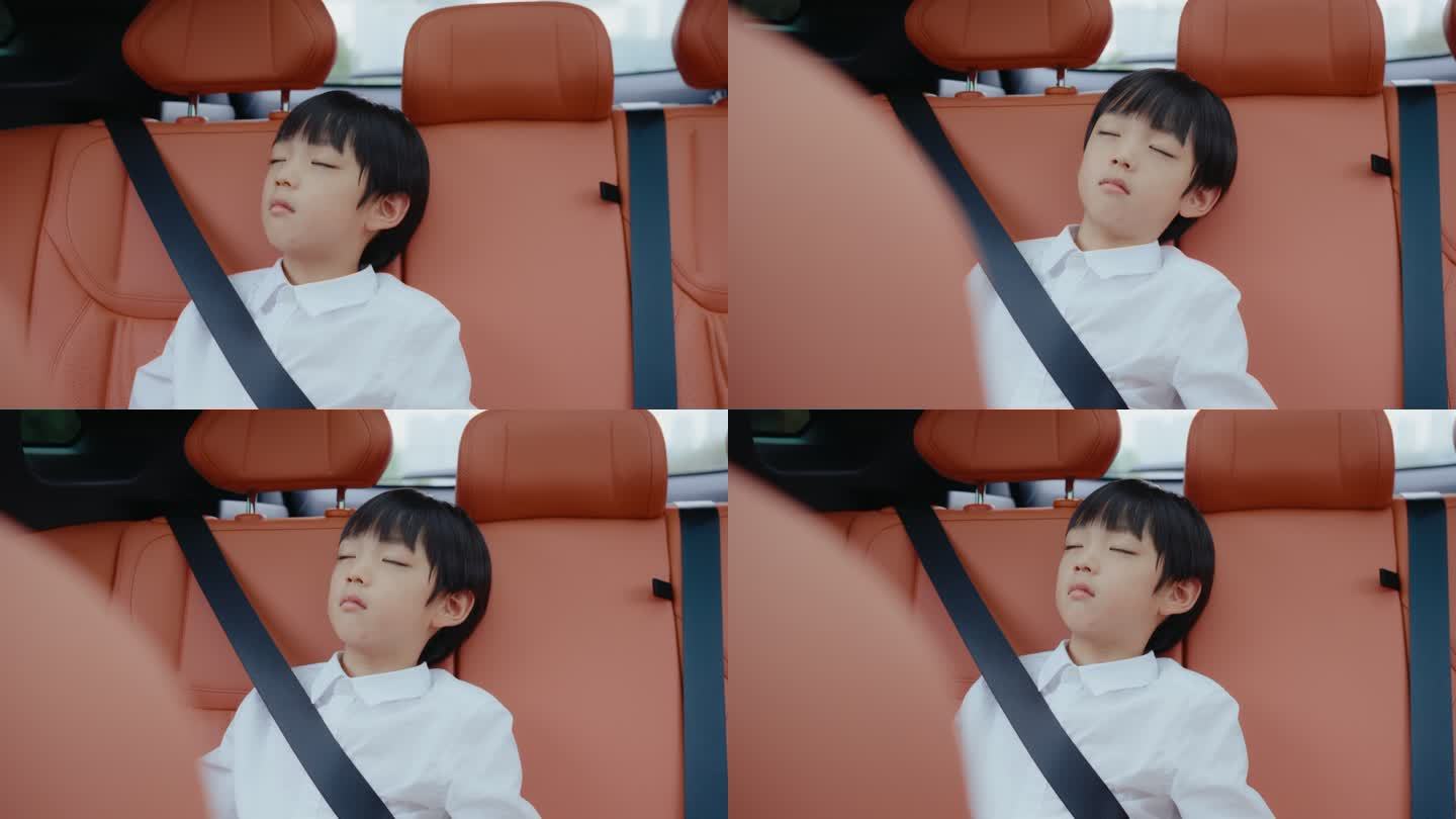 小孩在车内睡觉