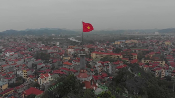 越南谅山市鸟瞰图，大旗飘扬