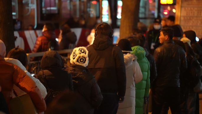 4K北京城市夜晚等公交城市夜色人群上下班