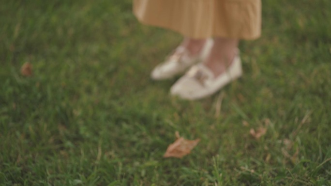 可爱少女在草地特写双脚