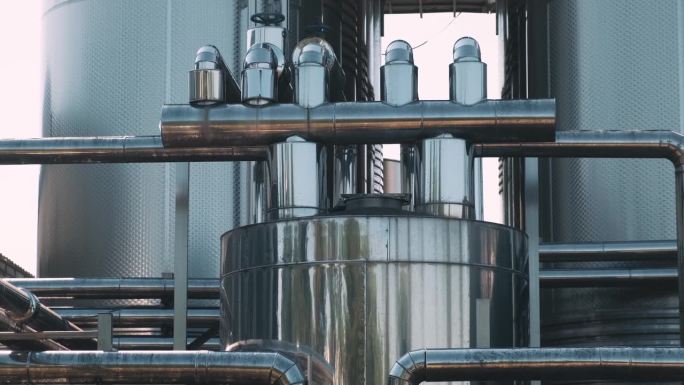 不锈钢管道和储罐。工业葡萄酒生产中，金属管道在酿酒厂发酵和成熟过程中。工业和技术背景