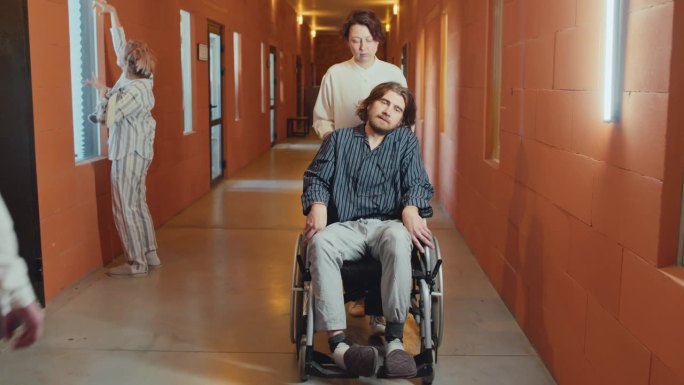 走廊里坐轮椅的医护人员和病人