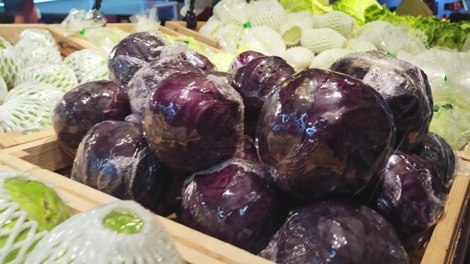 市场上的新鲜有机蔬菜。五颜六色的生蔬菜在市场上出售。超市理念，新鲜收获