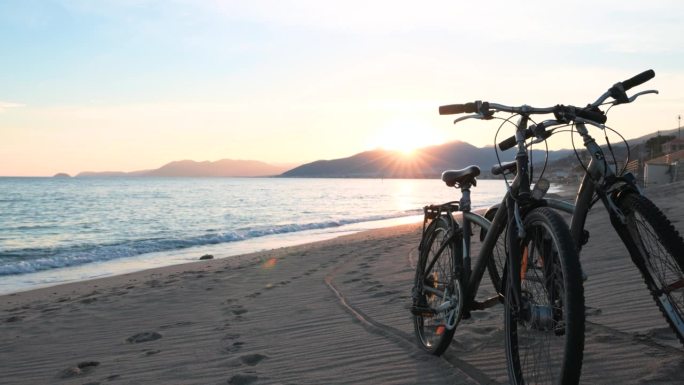 空旷沙滩上自行车的美景