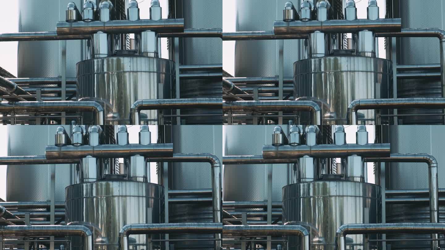 不锈钢管道和储罐。工业葡萄酒生产中，金属管道在酿酒厂发酵和成熟过程中。工业和技术背景