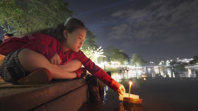 美丽的亚洲年轻女孩在Loi Krathong传统节日。