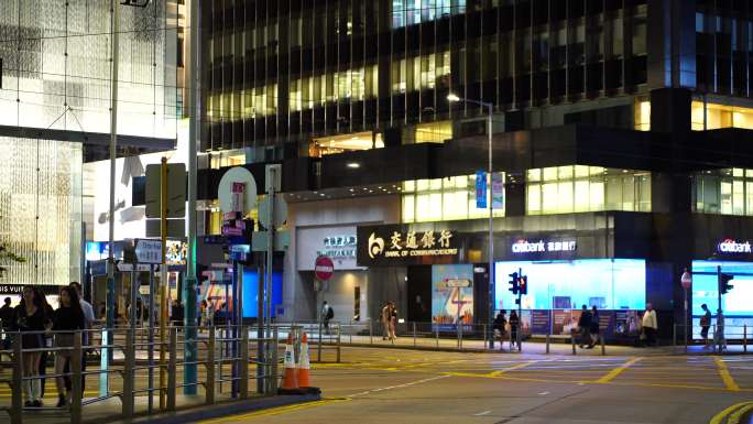 香港城市道路夜晚繁忙交通车流路况汽车行驶