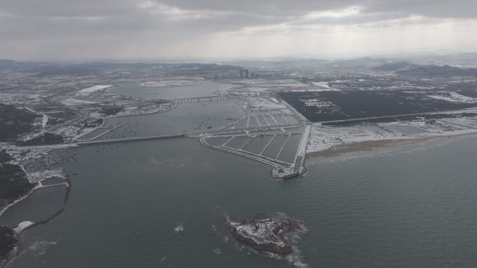 航拍山东威海双岛湾大岛海洋之心冬季雪景