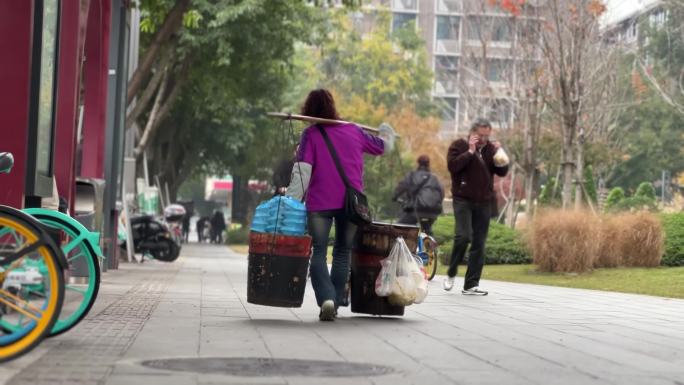 挑担子生活木桶生活重担小商小贩沿街叫卖