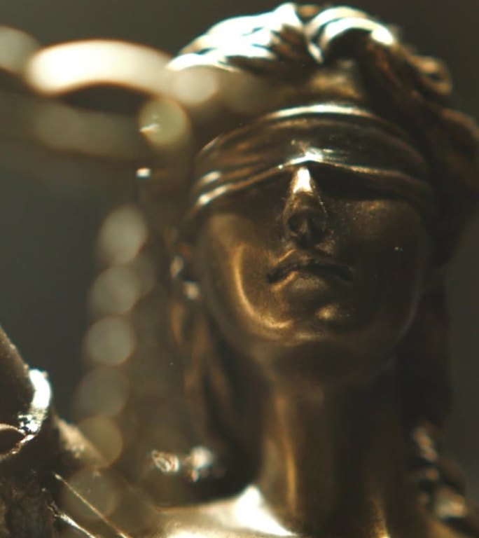 正义雕像-正义女神。朱斯蒂亚:罗马正义女神。垂直视频为您的卷轴或故事