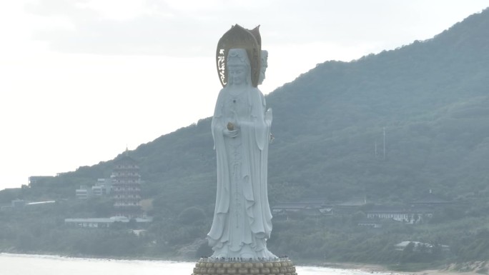 航拍的观音雕像在海边的南山寺，中国海南岛