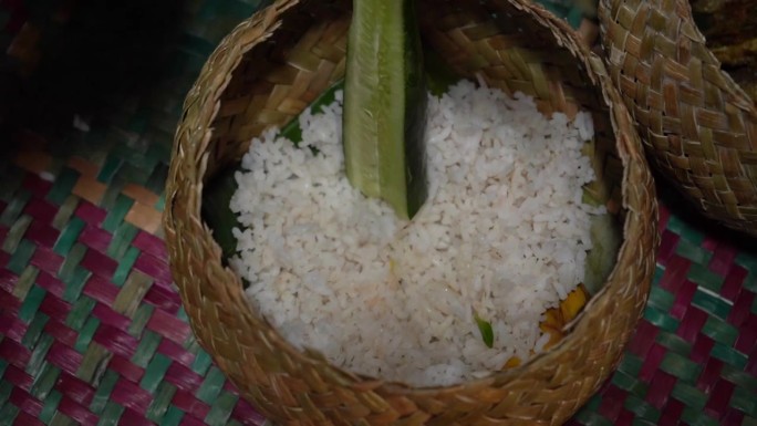 食物以大米的形式装在蒲草制成的容器里