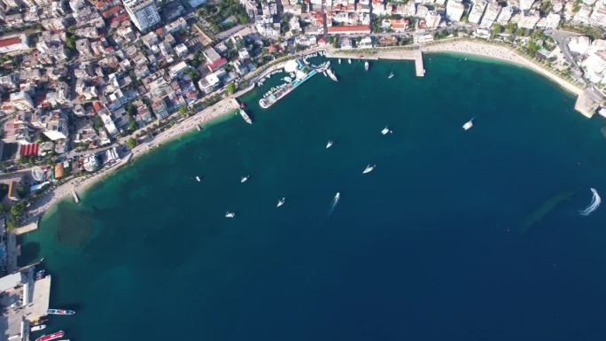 令人叹为观止的航拍全景:萨兰达的沿海城市，一个宁静的旅游天堂，展示了一个原始的蓝色海湾与深蓝色的大海