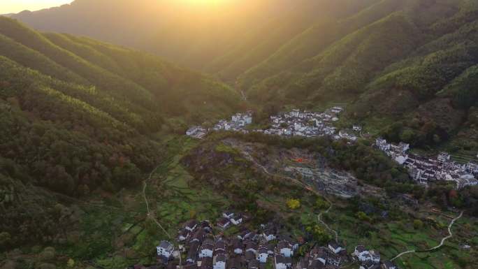 航拍江西婺源石城徽派建筑秋色枫叶村庄日出