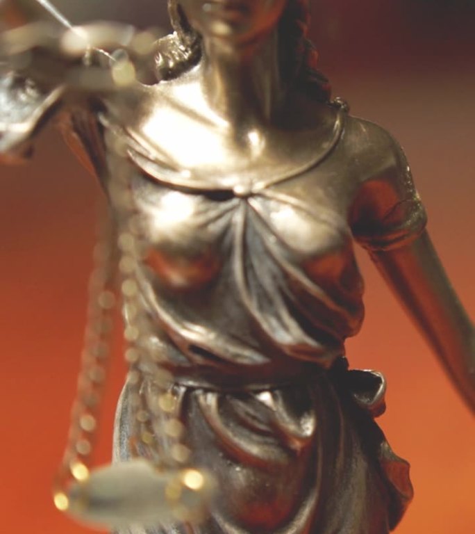 正义雕像-正义女神。朱斯蒂亚:罗马正义女神。垂直视频为您的卷轴或故事