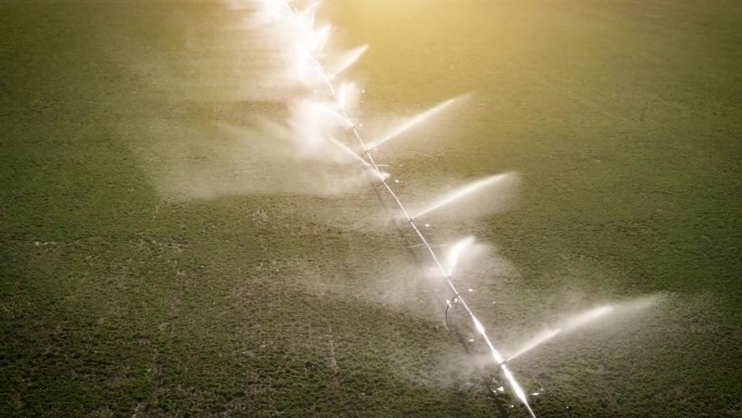 空中拍摄的农场洒水系统