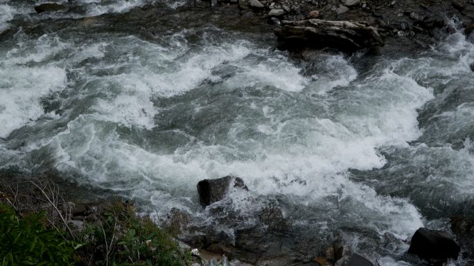 河流湍急石子清澈近景