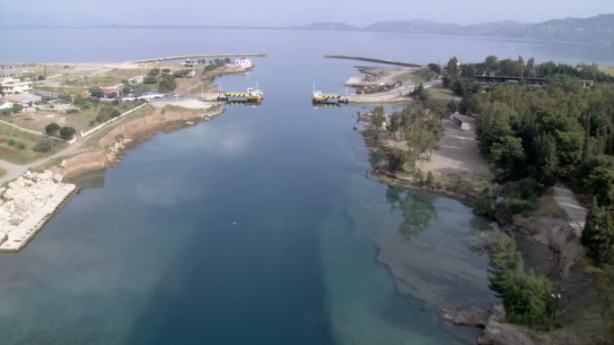 货轮轮船经过海峡出海口、希腊科林斯运河