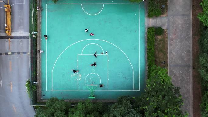 航拍城市校园篮球场上运动比赛健身的学生
