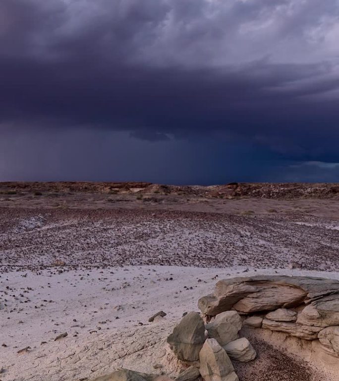 犹他州沙漠上空风暴细胞的闪电延时