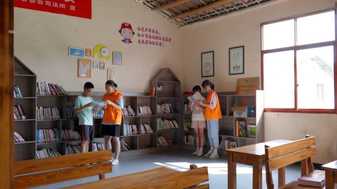 图书一角志愿者与学生一起阅读