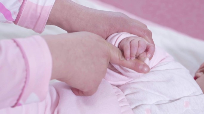 婴儿的脚做抚触操新生儿 6