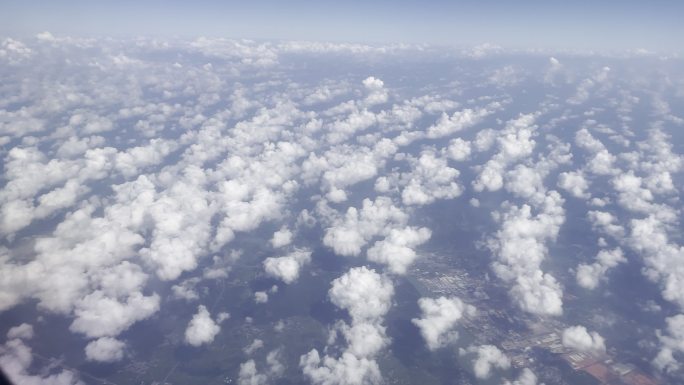 高空中竖直排列的云朵