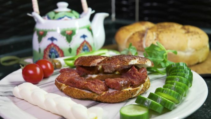 土耳其早餐有芝麻百吉饼三明治，里面有发酵的香肠
