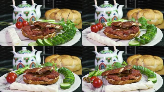 土耳其早餐有芝麻百吉饼三明治，里面有发酵的香肠
