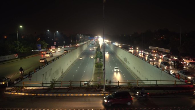 巴基斯坦伊斯兰堡，G-7和G-8蓝色区域真纳大道地下通道的美丽夜景。