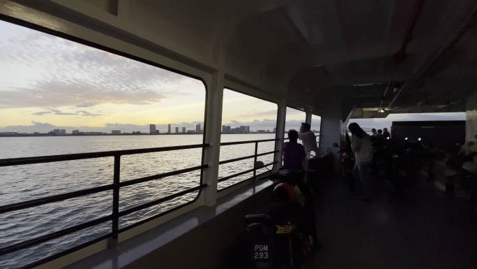 早晨朝霞马来西亚槟城乔治码头轮船起航海景