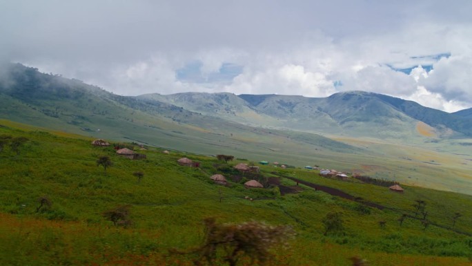 非洲马赛部落的村舍和居民全景图