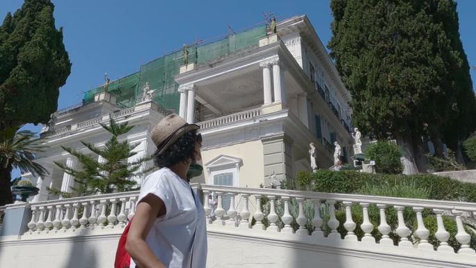 在希腊科孚岛观赏阿基里翁宫的女游客，慢镜头