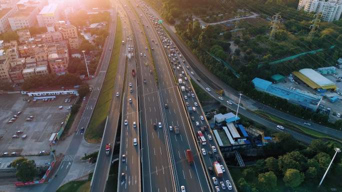 城市夕阳下的立交桥高速公路