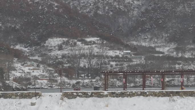 航拍威海里口山水库大坝冬季雪景景观