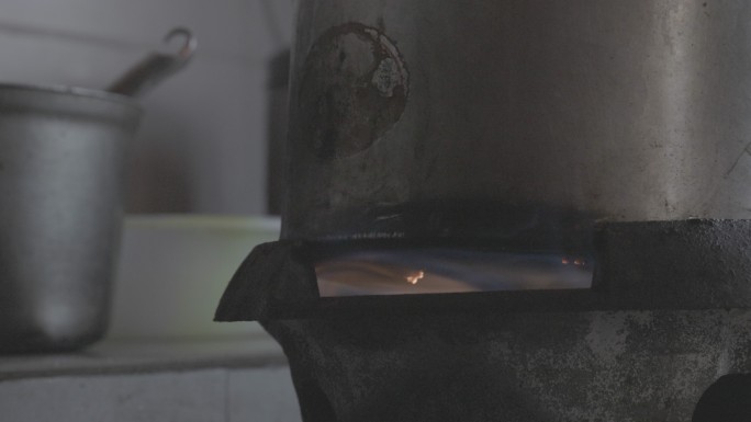 乡村老厨房燃烧的炉灶