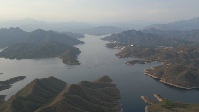 保定易县易水湖航拍青山绿水河流游艇山川