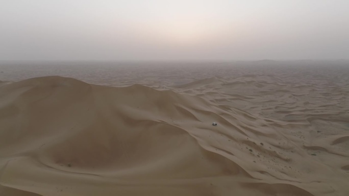 游客站在迪拜沙漠日落的航拍视频