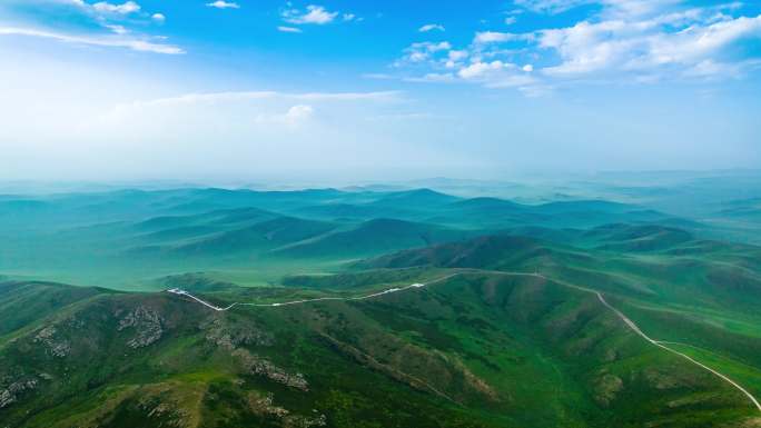 草原上的山 绵延不绝的山 草原航拍延时