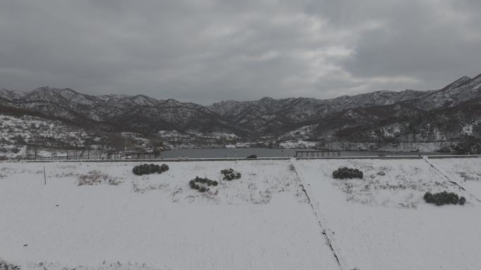 航拍威海里口山水库大坝冬季雪景景观