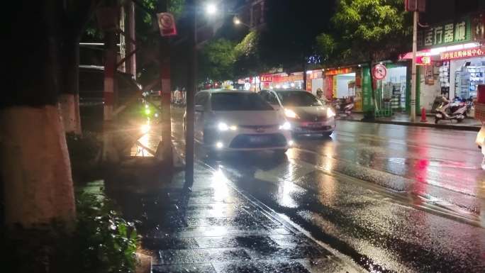 夜间车流 街道照明雨夜天气 城市汽车逆光