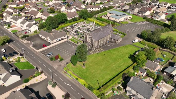 圣心教堂鸟瞰图，克拉夫米尔斯村巴利米纳Co北爱尔兰安特里姆