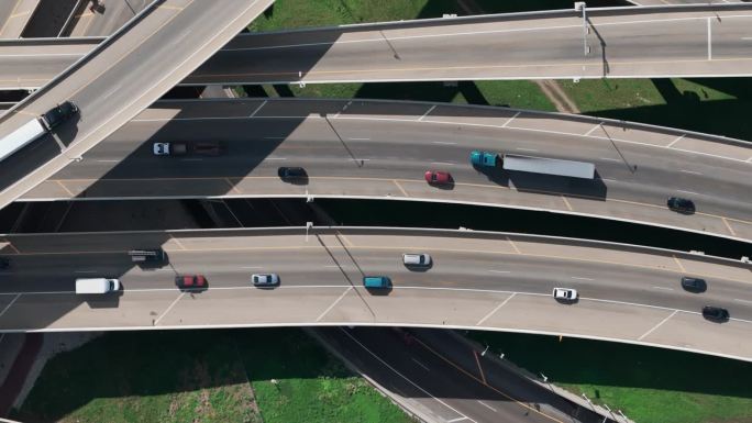 无人机对多个立交桥上交通的十字路口的俯视视图。
